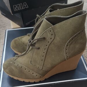 Mia Shoes Olive Suede Wedge Raphaella Booties, Size 8